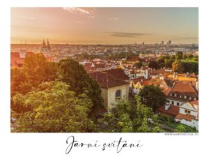 Jarní svítání - Pohled na střechy Prahy při východu slunce během jarního rána s modrou oblohou a zelení, autor Martin Lukač