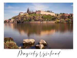 Magický Vyšehrad - Pohled na Vyšehrad z břehu Vltavy s klidným odrazem na hladině řeky, autor Martin Lukač