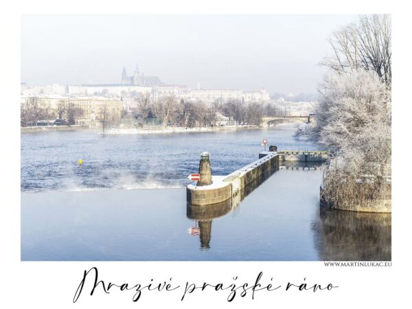 Mrazivé pražské ráno - Zimní fotografie Vltavy s lehkým oparem a Pražským hradem v pozadí, autor Martin Lukač