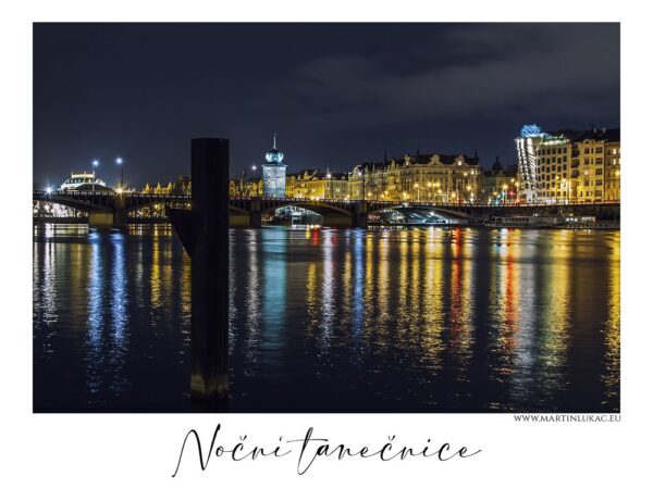 Noční tanečnice - Fotografie noční Prahy s odrazy světel na Vltavě, autor Martin Lukač