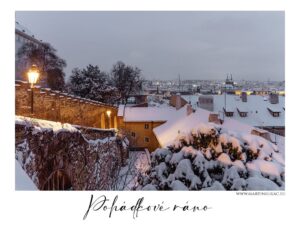 Pohádkové ráno - Zasněžená Praha v ranním světle s rozsvícenými lampami, autor Martin Lukač