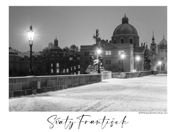 Svatý František - Socha sv. Františka na Karlově mostě v noci, zimní pohled, autor Martin Lukač