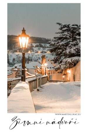 Zimní nádvoří - Fotografie zasněženého nádvoří s rozsvícenou lampou v zimním večeru, autor Martin Lukač