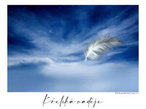 Křehká naděje, jemné pírko letící na noční obloze, autor Martin Lukač