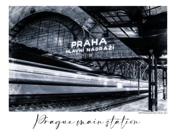 Prague main station - Černobílá fotografie hlavního nádraží v Praze s rozmazaným vlakem v pohybu, autor Martin Lukač