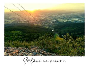 Svítání na severu, panoramatický výhled na krajinu při východu slunce, pohled z vrcholu hory, autor Martin Lukač