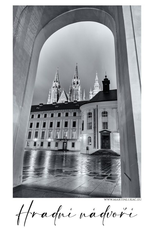 Hradní nádvoří - Monochromatická fotografie Pražského hradu s dominantními věžemi a historickou architekturou, autor Martin Lukač