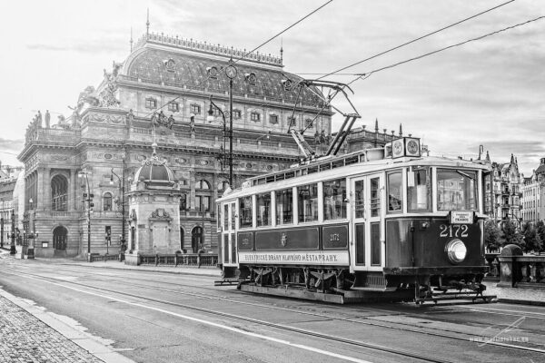 Kráska tram 2172 - Historická tramvaj číslo 2172 před Národním divadlem v Praze, zachycena ve zlatavých tónech, autor Martin Lukač