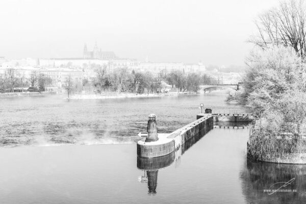 Mrazivé pražské ráno - Zimní fotografie Vltavy s lehkým oparem a Pražským hradem v pozadí, autor Martin Lukač