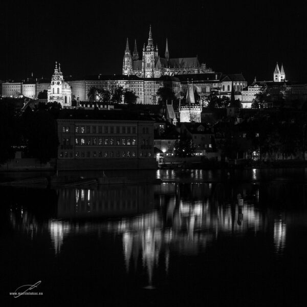 Noční hra barev - Noční fotografie Pražského hradu odrážejícího se ve Vltavě, autor Martin Lukač