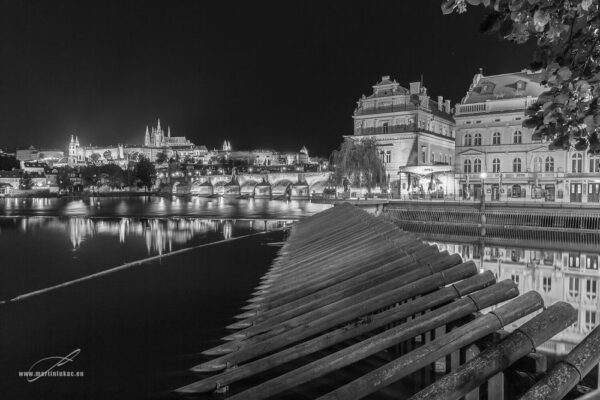 Půlnoční romance - Noční pohled na Karlův most a Kampu, osvětlené historické budovy a Pražský hrad v pozadí, autor Martin Lukač