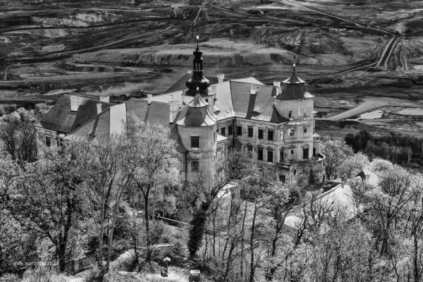 Jezeří zámek - Zámek Jezeří obklopený zelení s pozadím povrchového dolu, autor Martin Lukač