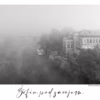 Budova Žofína zahalená v mlze nad Vltavou, černobílá fotografie, autor Martin Lukač