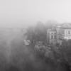Budova Žofína zahalená v mlze nad Vltavou, černobílá fotografie, autor Martin Lukač, černobílá