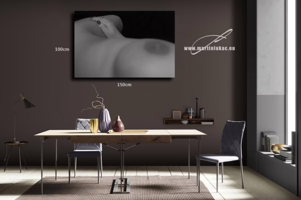 Detailní snímek ženských rukou spočívajících na těle, s rudě nalakovanými nehty, autor Martin Lukač, pražský fotograf, www.martinlukac.eu
