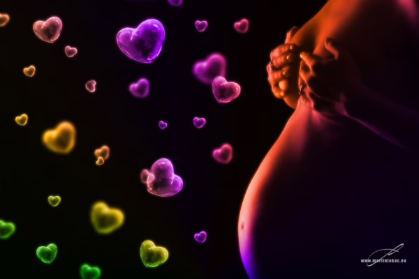 Pregnant – Silueta těhotné ženy s barevnými světly a srdci, autor Martin Lukač, pražský fotograf, www.martinlukac.eu