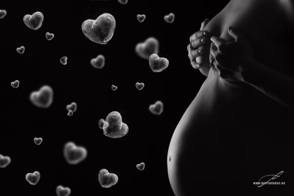Pregnant – Silueta těhotné ženy s barevnými světly a srdci, autor Martin Lukač, pražský fotograf, www.martinlukac.eu