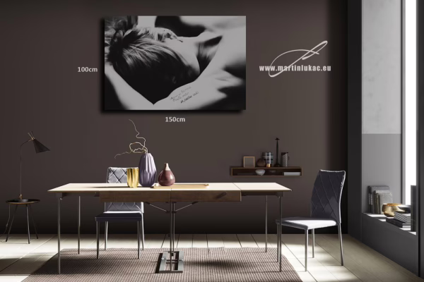 Černobílý snímek modelky s hlavou položenou na paži a tetováním s latinským citátem na ruce, autor Martin Lukač, pražský fotograf, www.martinlukac.eu
