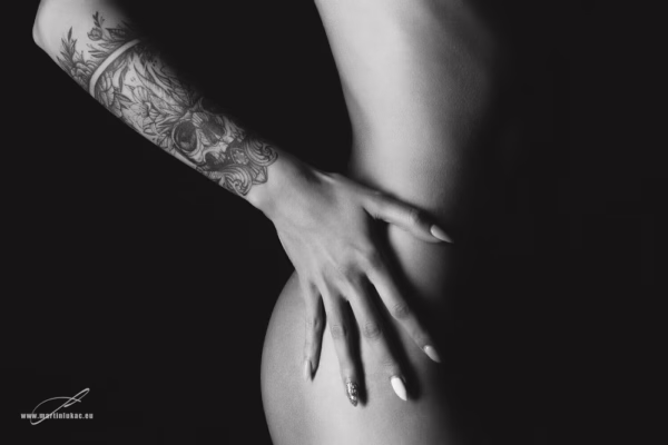 Zlobivá – Detail ženského těla s tetováním a smyslně položenou rukou, autor Martin Lukač, pražský fotograf, www.martinlukac.eu