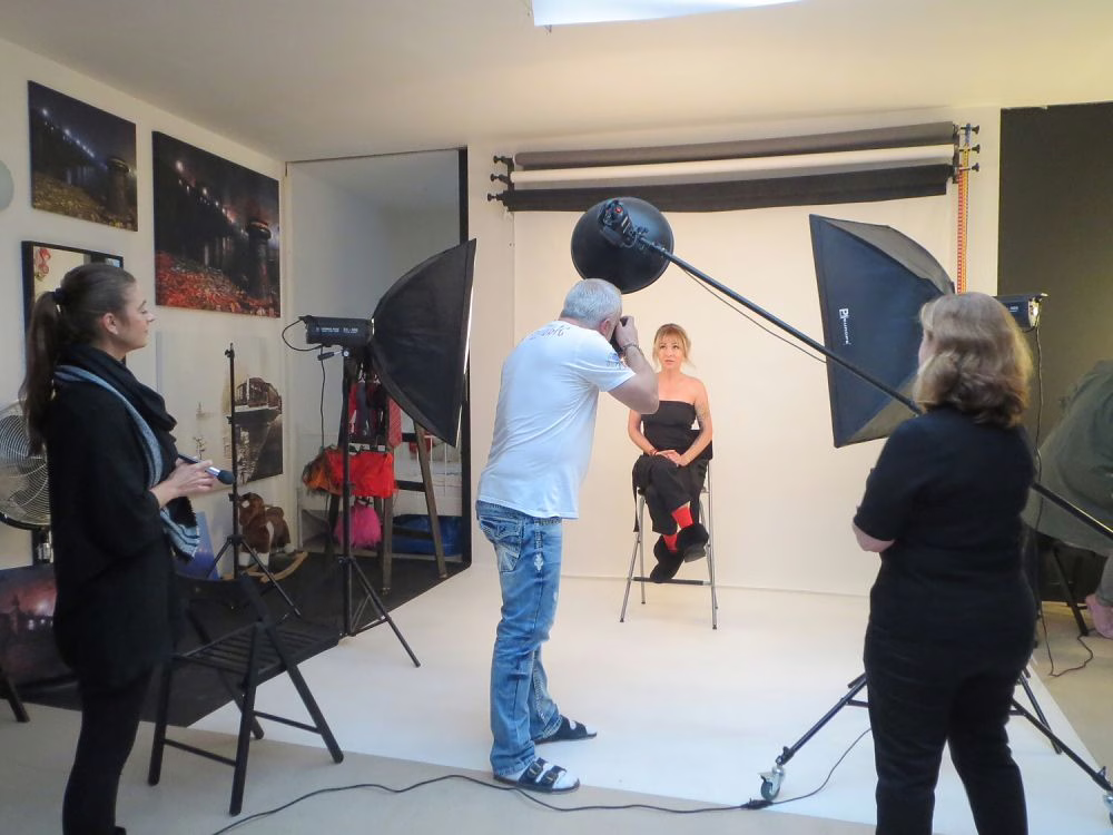 Fotografie čtyř hereček z divadelní hry Můžem i s mužem – promo snímek od Martina Lukače
