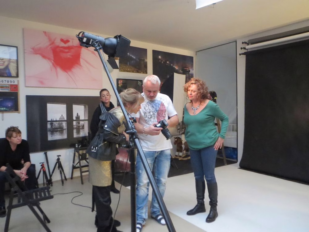 Fotografie čtyř hereček z divadelní hry Můžem i s mužem – promo snímek od Martina Lukače
