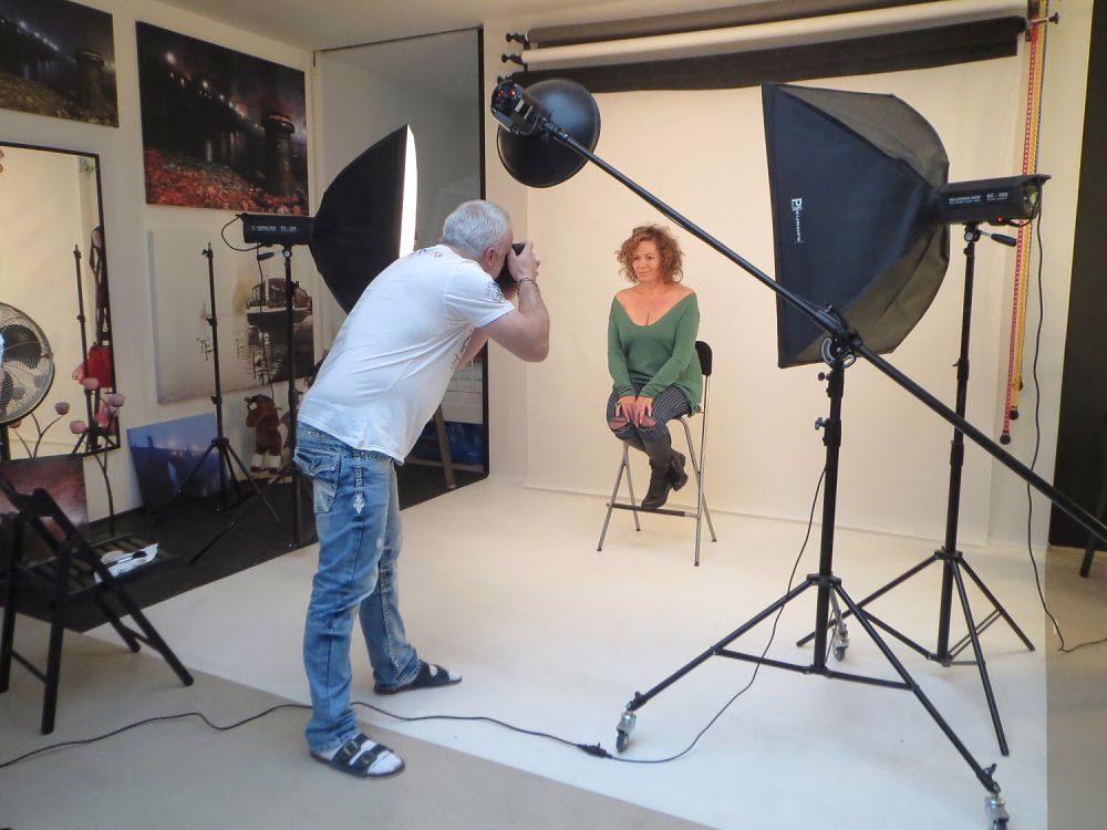 Fotografie čtyř hereček z divadelní hry Můžem i s mužem – promo snímek od Martina Lukače