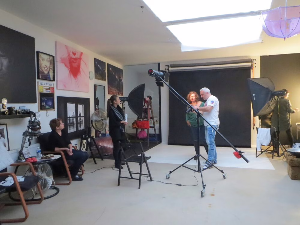 Fotografie čtyř hereček z divadelní hry Můžem i s mužem – promo snímek od Martina Lukače