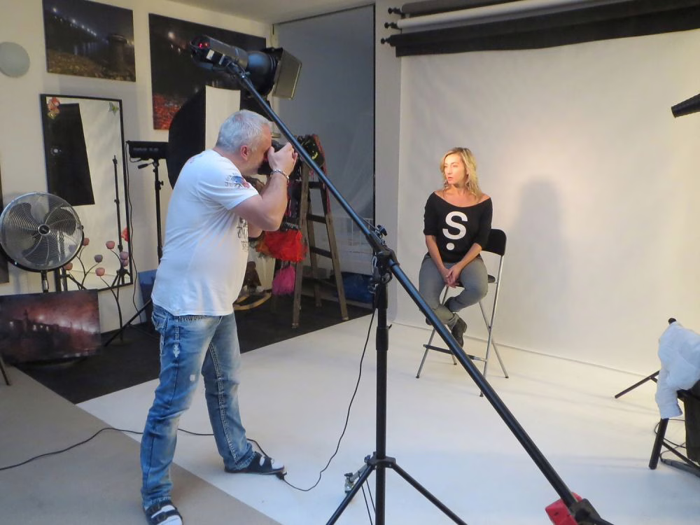 Fotografie čtyř hereček z divadelní hry Můžem i s mužem – promo snímek od Martina Lukače