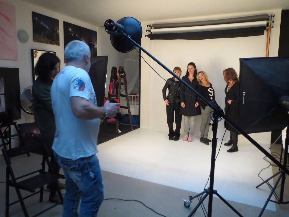 Fotografie čtyř hereček z divadelní hry Můžem i s mužem – promo snímek od Martina Lukače