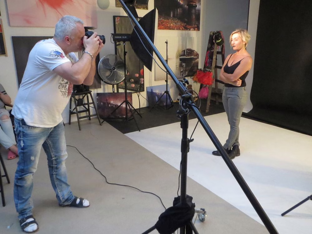 Fotografie čtyř hereček z divadelní hry Můžem i s mužem – promo snímek od Martina Lukače