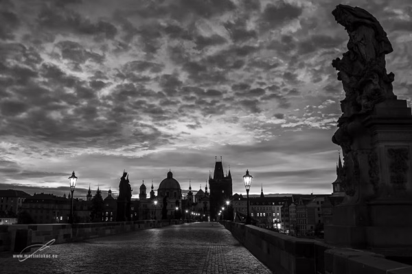 Karlův most při západu slunce v černobílém podání, autor Martin Lukač