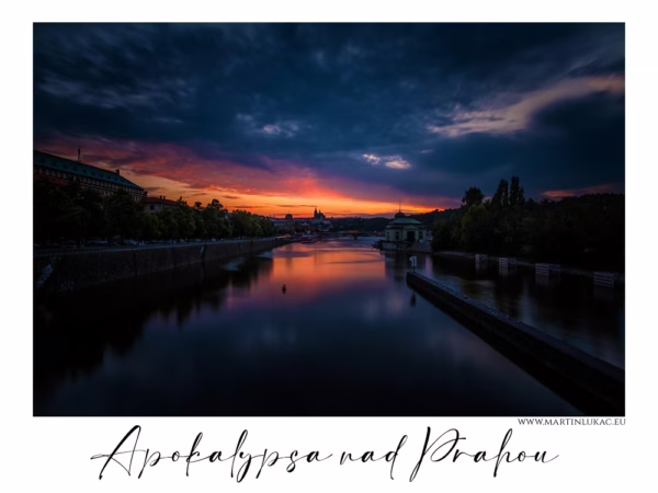 Apokalyptický západ slunce nad řekou Vltavou s panoramatem Prahy, autor Martin Lukač, pražský fotograf, www.martinlukac.eu