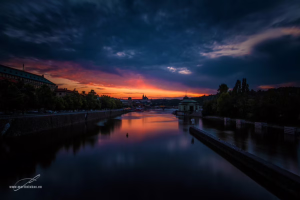 Apokalyptický západ slunce nad řekou Vltavou, autor Martin Lukač, pražský fotograf, www.martinlukac.eu