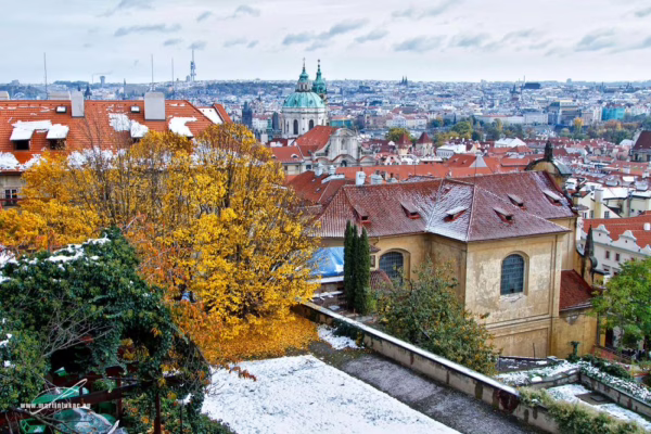 Pohled na Prahu v podzimních barvách s lehkým sněhem, autor Martin Lukač, pražský fotograf, www.martinlukac.eu