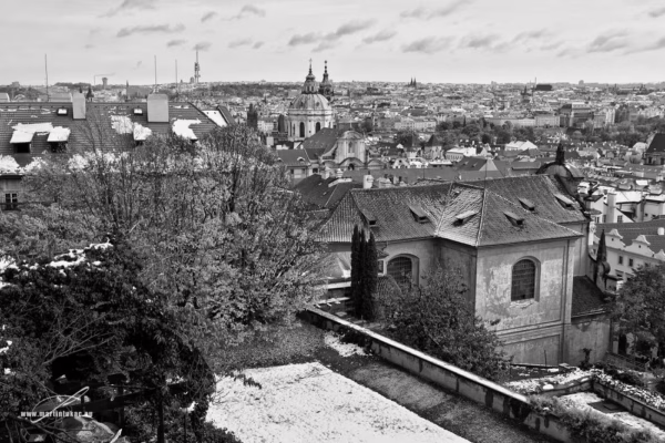 Podzimní panorama Prahy s kontrastem sněhu a listí v černobílém provedení, autor Martin Lukač, pražský fotograf, www.martinlukac.eu