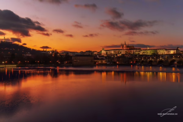 Barevný pohled na Pražský hrad a Karlův most při západu slunce, autor Martin Lukač, pražský fotograf, www.martinlukac.eu