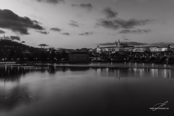 Západ slunce nad Pražským hradem v černobílém zpracování, autor Martin Lukač, pražský fotograf, www.martinlukac.eu
