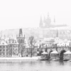 Karlův most a Hradčany ve sněhové atmosféře, černobílá verze, autor Martin Lukač, pražský fotograf, martinlukac.eu