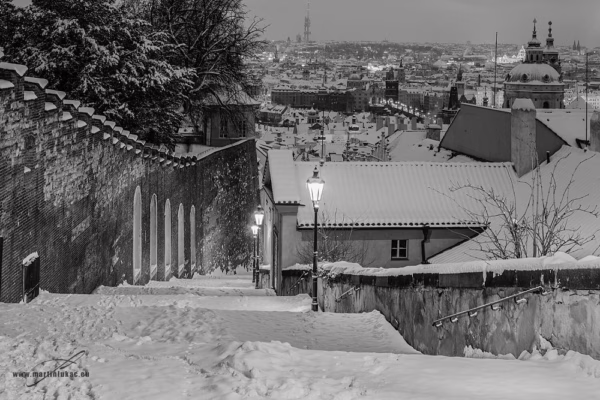 Ranní Praha pod sněhovou peřinou v černobílém provedení, autor Martin Lukač, pražský fotograf, www.martinlukac.eu