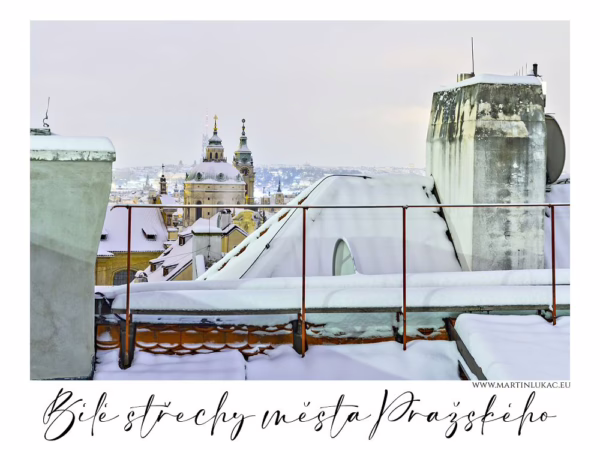 Bílé střechy staré Prahy se zasněženým výhledem na kostely a věže, autor Martin Lukač, pražský fotograf, martinlukac.eu