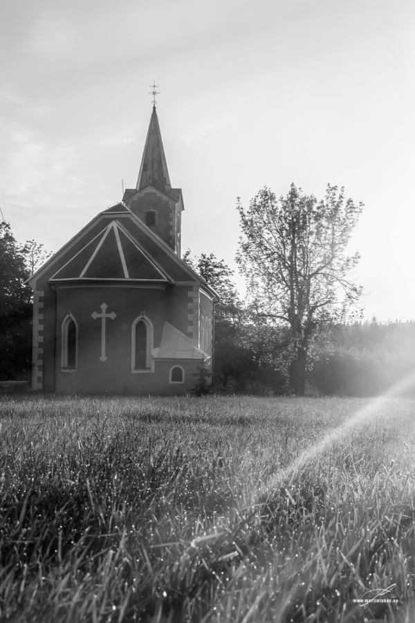 Boží ráno – černobílá verze ranního pohledu na kapličku, autor Martin Lukač
