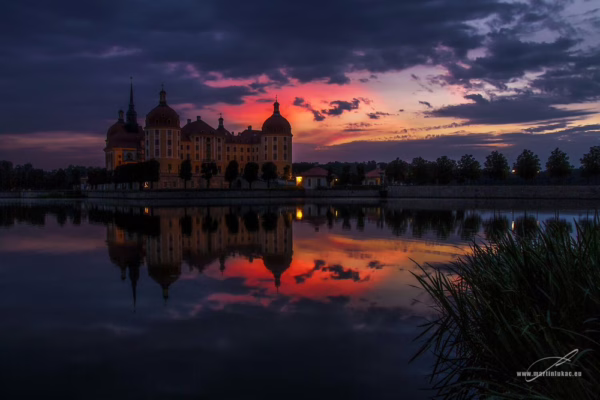 Čarovný Moritzburg – zámek za soumraku s odrazem v tiché hladině, autor Martin Lukač