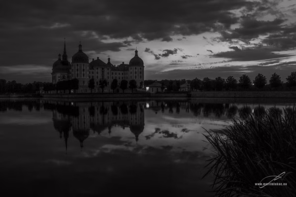 Čarovný Moritzburg – černobílá verze večerního pohledu na zámek, autor Martin Lukač