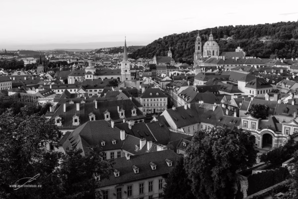 Černobílý pohled na Malou Stranu za ranního světla, autor Martin Lukač, pražský fotograf, www.martinlukac.eu
