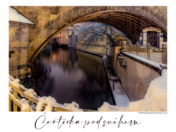 Noční pohled na zasněženou Čertovku pod Karlovým mostem, autor Martin Lukač, pražský fotograf, www.martinlukac.eu