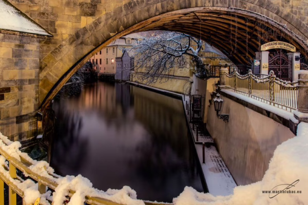 Noční pohled na zasněženou Čertovku pod Karlovým mostem, autor Martin Lukač, pražský fotograf, www.martinlukac.eu