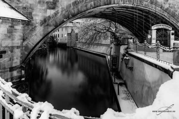 Černobílá verze noční zasněžené Čertovky, autor Martin Lukač, pražský fotograf, www.martinlukac.eu