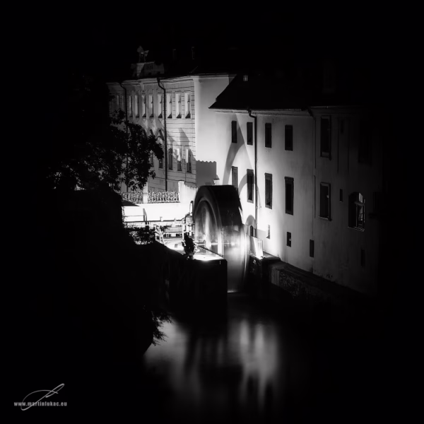 Černobílá verze nočního pohledu na Čertovský mlýn, autor Martin Lukač, pražský fotograf, www.martinlukac.eu