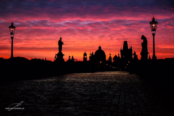 Karlův most při dramatickém ranním rozbřesku v sytých červených tónech, autor Martin Lukač, pražský fotograf, www.martinlukac.eu