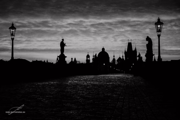 Černobílá verze fotografie Karlova mostu při rozbřesku, autor Martin Lukač, pražský fotograf, www.martinlukac.eu
